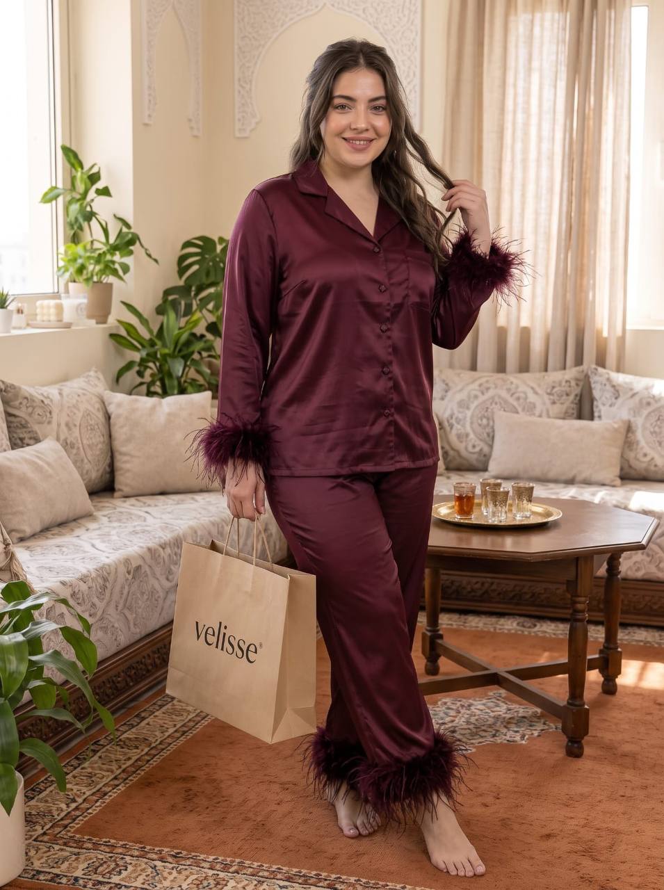 Ensemble pyjamas satin de soie boutonné avec des plumes sur les manches